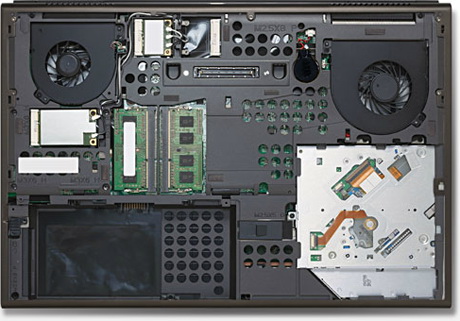 ноутбук Dell Precision M4600 со снятой крышкой Dell Precision M4600 со снятой крышкой