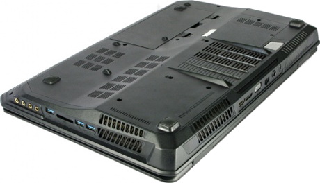 крышка на обратной стороне MSI GT70 MSI GT70 – вид снизу