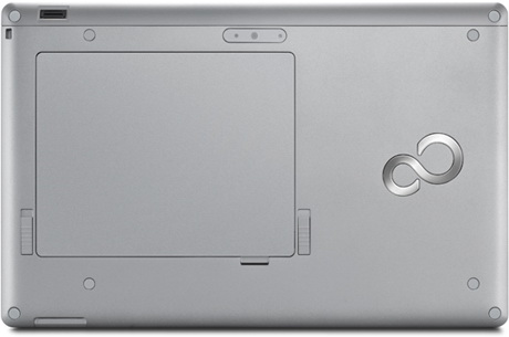 на обратной стороне Stylistic Q572 виден логотип компании и съемная батарея Fujitsu Stylistic Q572 – задняя крышка